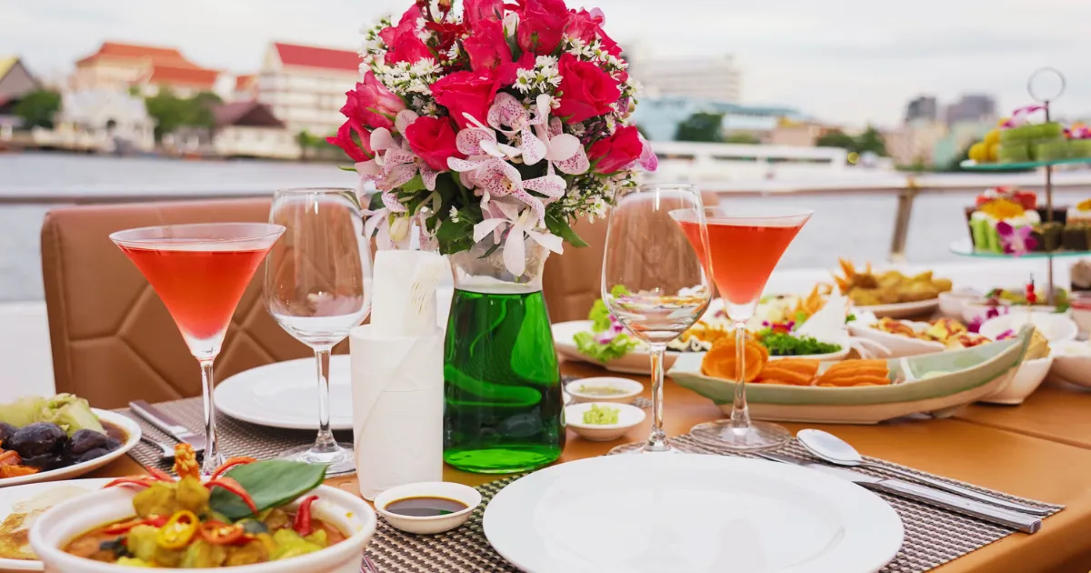 เมนูอาหารบนเรือเจ้าพระยาเมอริเดียน ครูซ 2 มีให้เลือกเยอะมาก